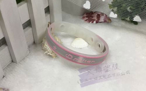 哎呀呀在我司定制的硅膠手環(huán)產品展示