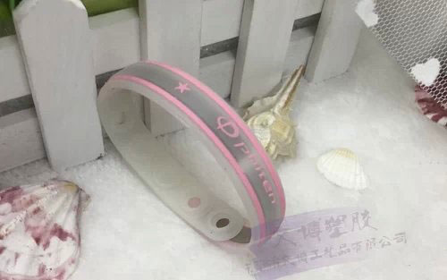 哎呀呀在我司定制的硅膠手環(huán)產品展示